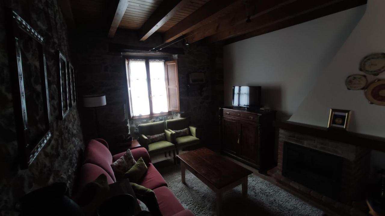 El Colladin Guest House Llerices ภายนอก รูปภาพ