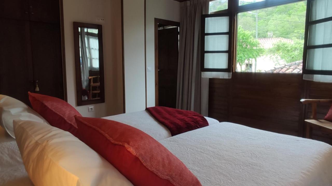 El Colladin Guest House Llerices ภายนอก รูปภาพ