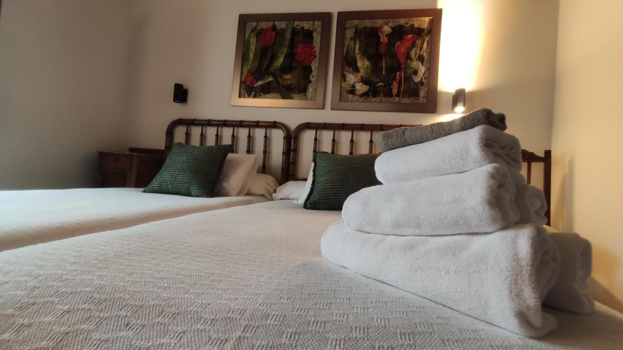 El Colladin Guest House Llerices ภายนอก รูปภาพ